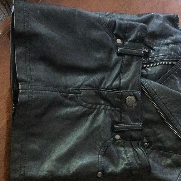 Little girl leather like vest and skirt - Picture 5 of 6